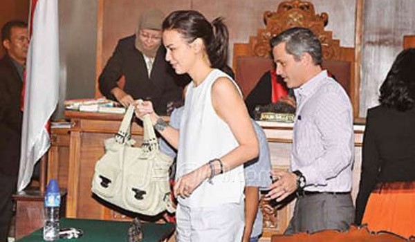 <b>MANTAN:</b> Sophia Muller bersama Michael Villareal ketika menghadiri sidang legalisasi perceraiannya di Pengadilan Negeri Jakarta Pusat, Senin kemarin (8/9)